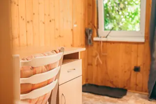 Apartmán 1+1 – psací stůl u okna