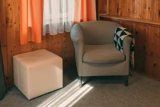 Apartmán 2+1 – křeslo a taburet