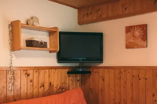 Apartmán 2+1 – televize a police
