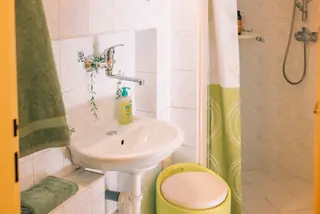 Apartmán 2+1 – umyvadlo a sprcha